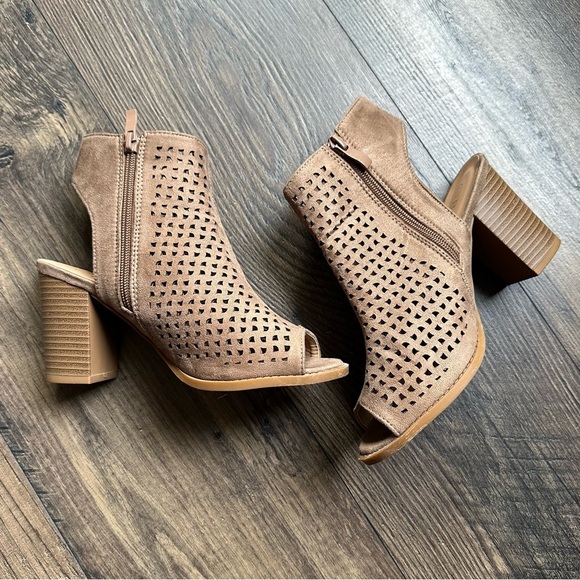 Bella Marie Women’s Ankle Bootie - Picture 2 of 8